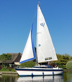 Bermudan rigged Broads yacht